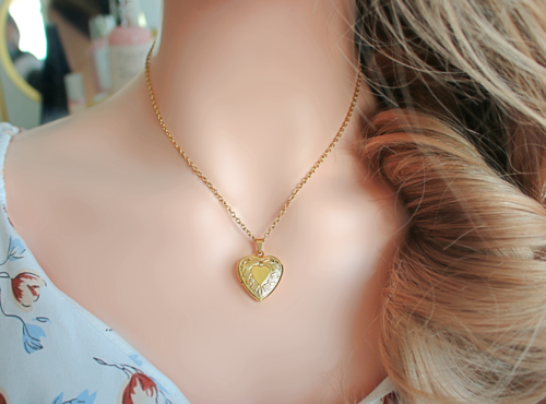18 Karats Heart Locket Necklace - Image 4