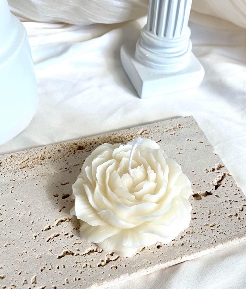 Peony Scented Candle — The Essence of Elegant Luxury - Image 4